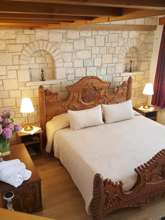 En eller flere senger på et rom på Hotel Gjirokastra