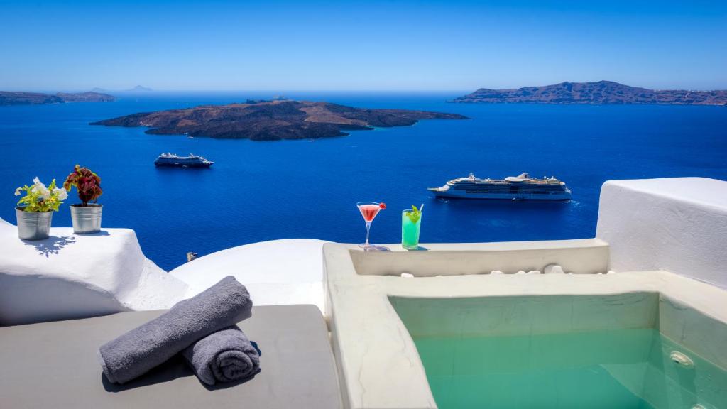 - un balcon avec vue sur l'océan et les bateaux dans l'établissement Modernity Suites, à Fira