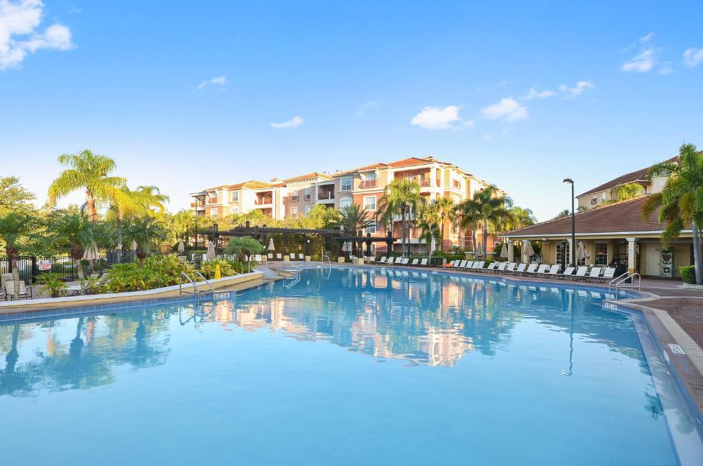 Peldbaseins naktsmītnē Orlando Resort Rentals at Universal Boulevard vai tās tuvumā