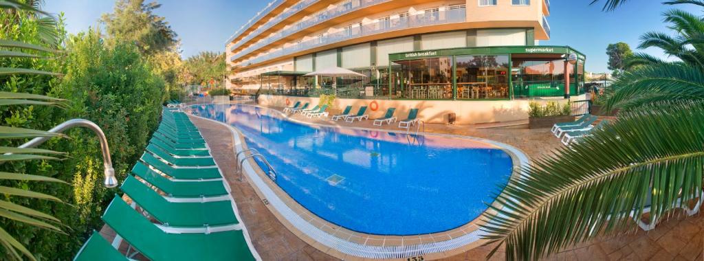 a large swimming pool in front of a building at Aparthotel SunClub Salou in Salou