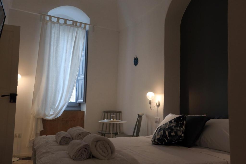 1 dormitorio con 1 cama con toallas en FONTEblu B&B, en Polignano a Mare