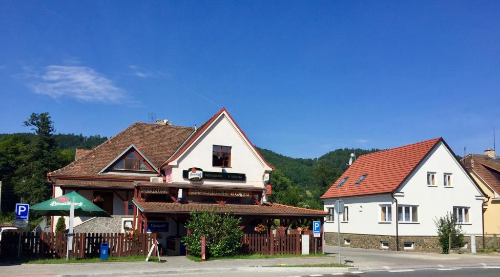 um grupo de casas ao lado de uma rua em Penzion U Golema Blansko em Blansko