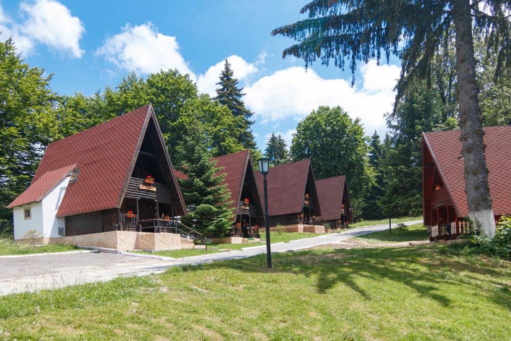 une rangée de maisons aux toits rouges dans l'établissement Centrul de Echitatie Poiana Brasov, à Poiana Brasov