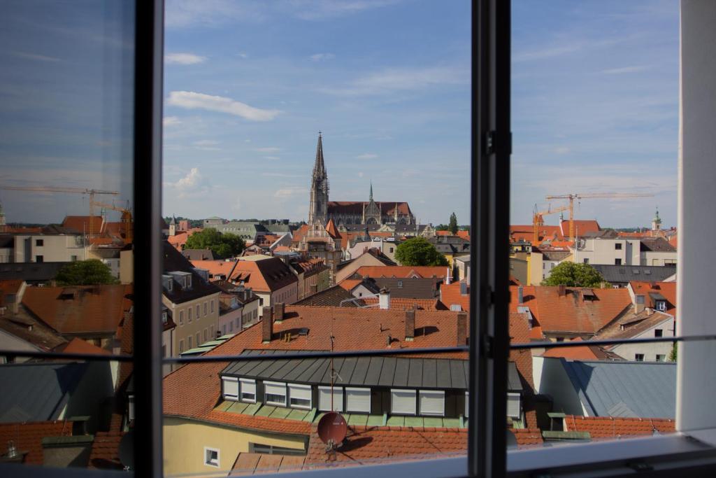 レーゲンスブルクにあるStadtturm Regensburgの窓から市街の景色を望めます。