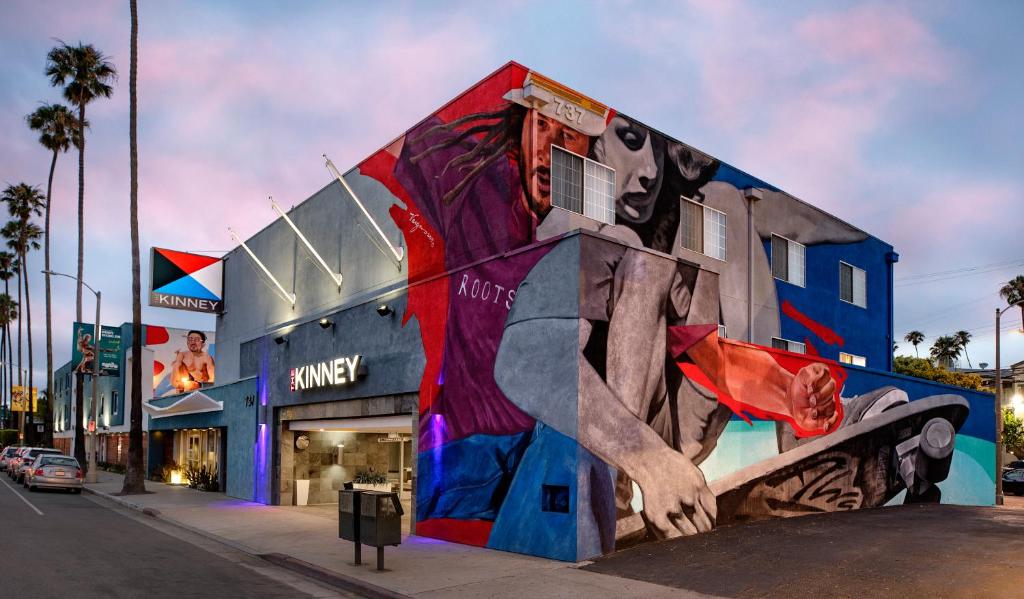 ein Gebäude mit einem Wandbild an der Seite in der Unterkunft The Kinney - Venice Beach in Los Angeles