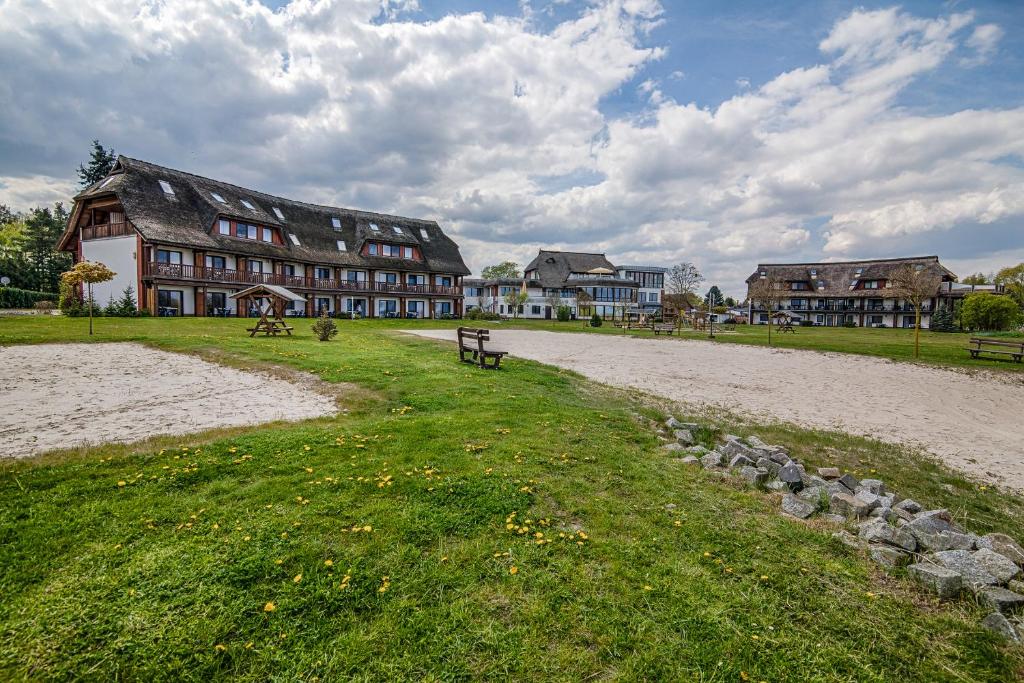 duży budynek na plaży obok parku w obiekcie HAFFHUS - Hotel & Spa w mieście Ueckermünde