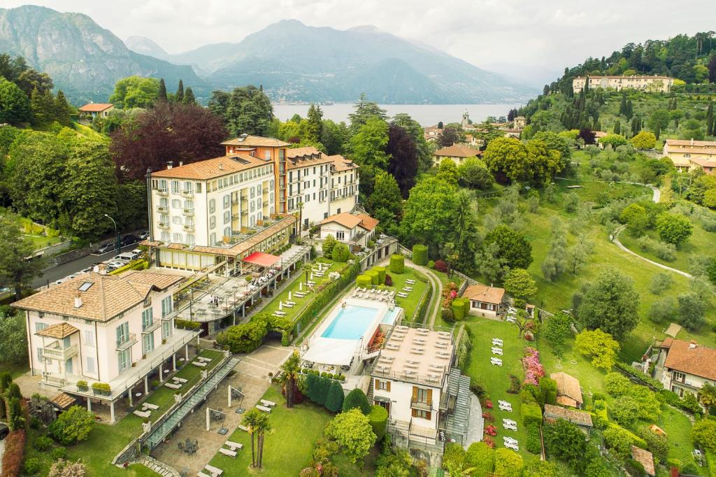 - une vue aérienne sur une maison avec une piscine dans l'établissement Hotel Belvedere, à Bellagio