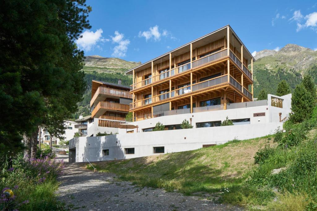 un edificio al lado de una colina en Alpine Lodge Chesa a la Punt, en Pontresina