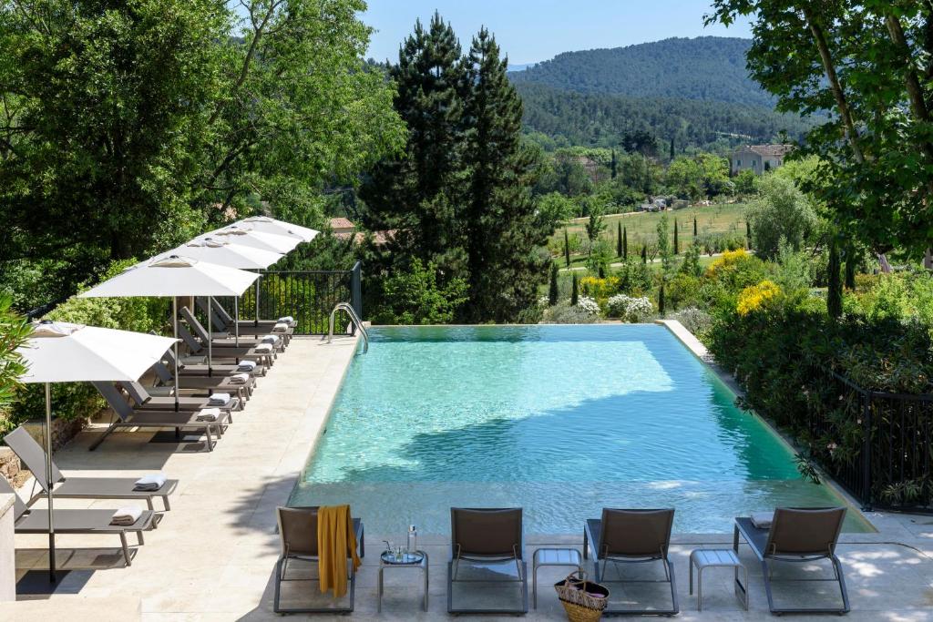 Swimming pool sa o malapit sa Les Lodges Sainte-Victoire Hotel & Spa