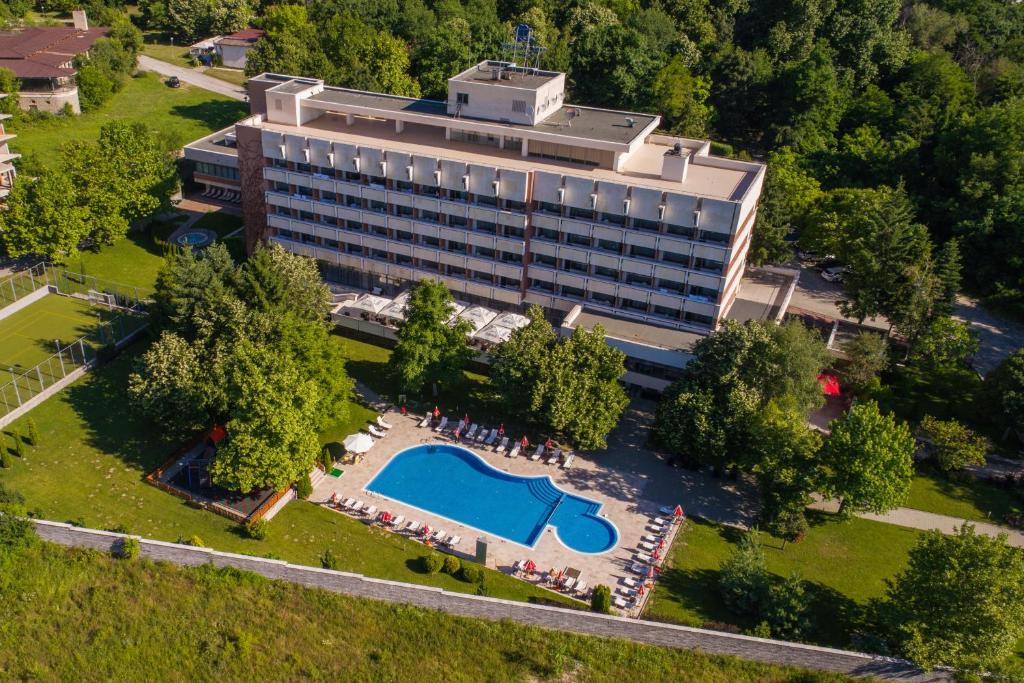 vista aerea di un edificio con piscina di Sana Spa Hotel a Hisarya