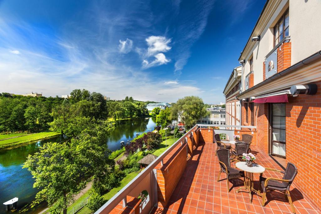 d'un balcon avec vue sur la rivière. dans l'établissement Hotel Słoneczny Młyn, à Bydgoszcz