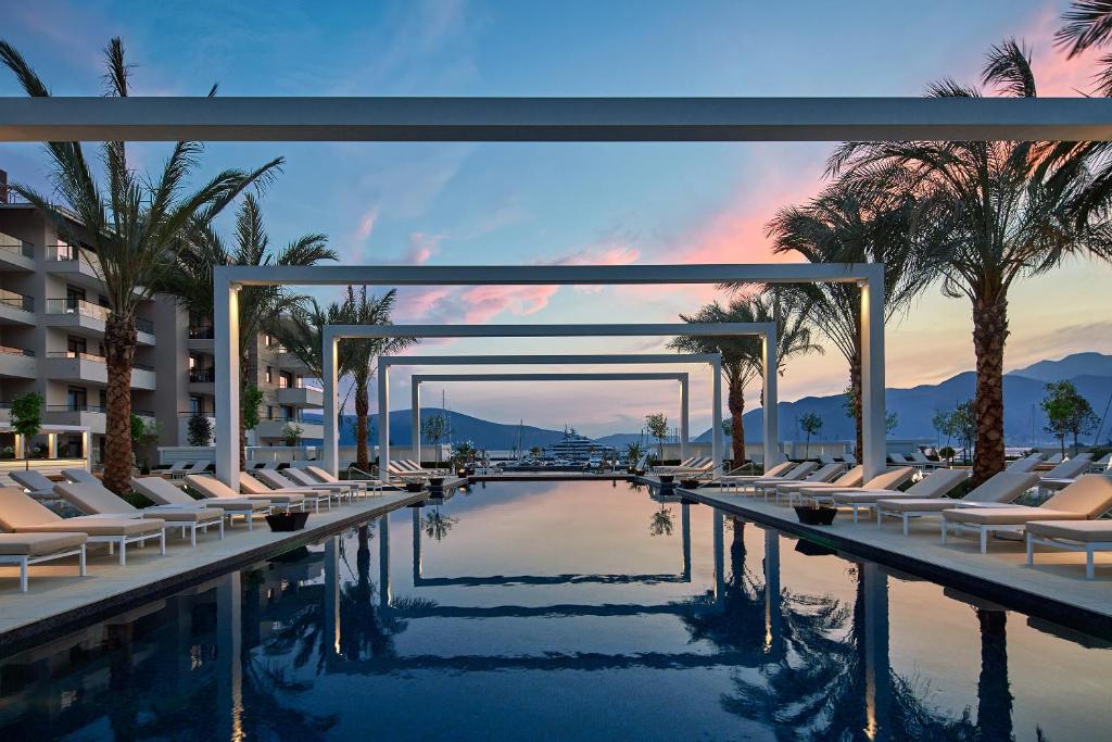 Басейн в Regent Porto Montenegro & Residences або поблизу