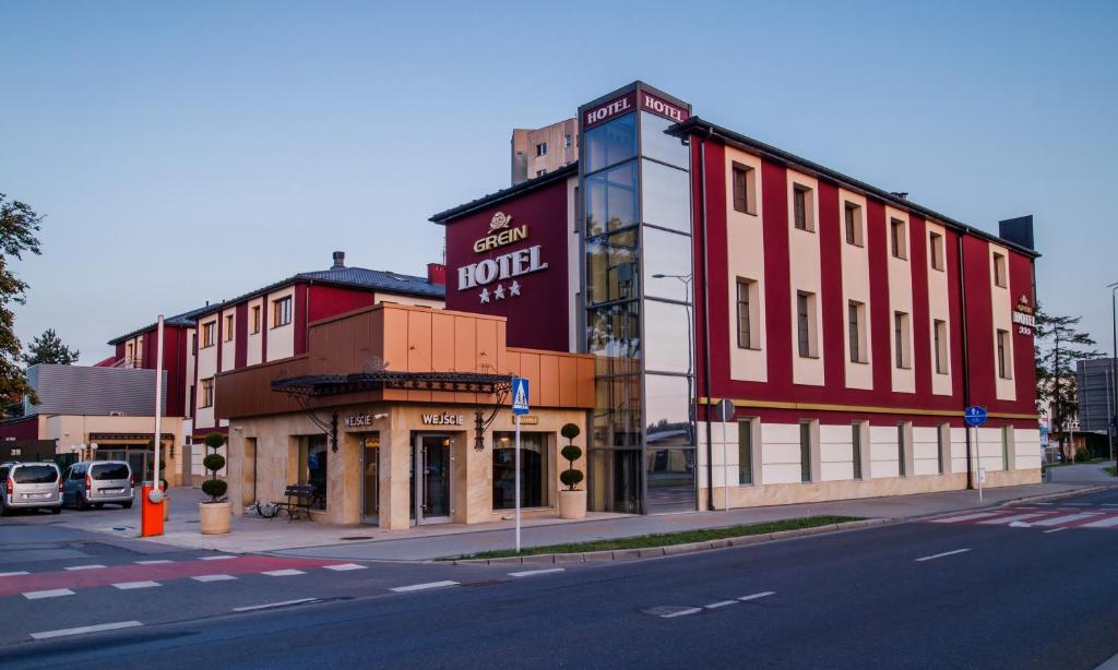 budynek na rogu ulicy w obiekcie Grein Hotel w mieście Rzeszów