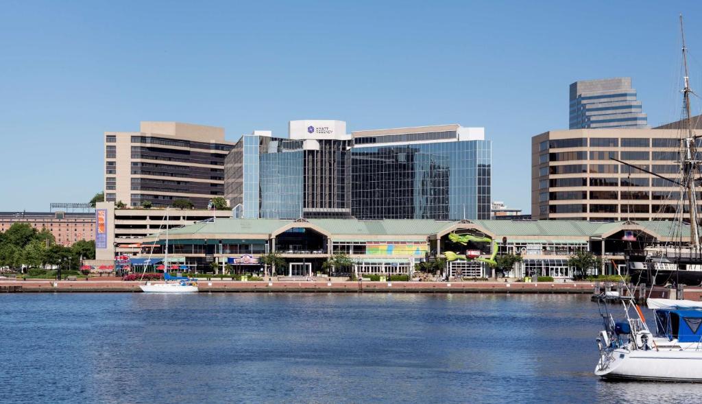 un barco en una masa de agua con edificios en Hyatt Regency Baltimore, en Baltimore