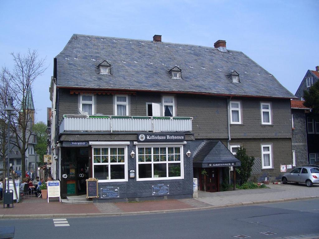 budynek na rogu ulicy w obiekcie Gästehaus Verhoeven w mieście Goslar