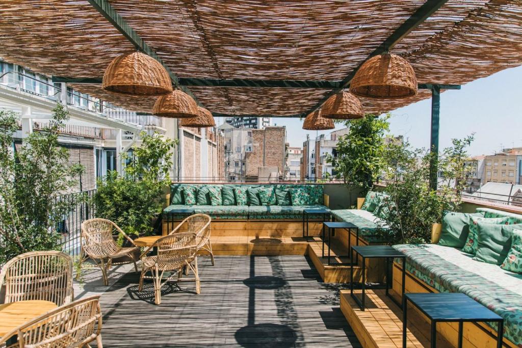 un patio con panche e tavoli su un edificio di Hotel Casa Bonay a Barcellona