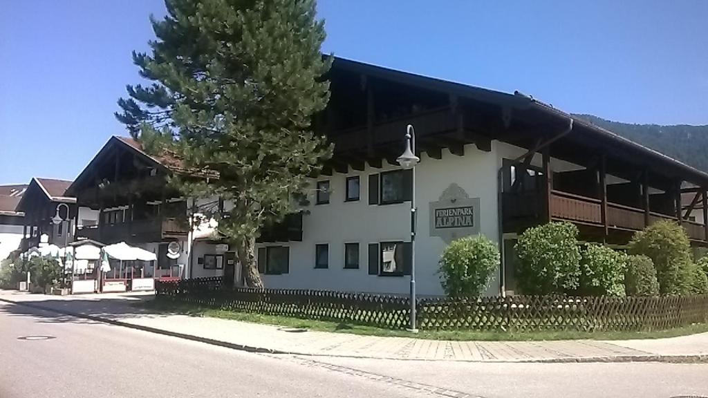 un gran edificio blanco con un árbol delante en Alpina Inzell 223, en Inzell