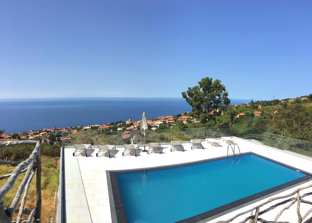 Cette villa dispose d'une piscine et offre une vue sur l'océan. dans l'établissement Casa dos Reis, à Calheta