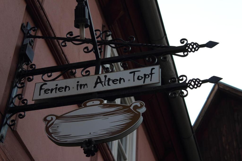 een teken dat zegt fetter in Afrikaanse tofu op een gebouw bij Alter Topf in Quedlinburg