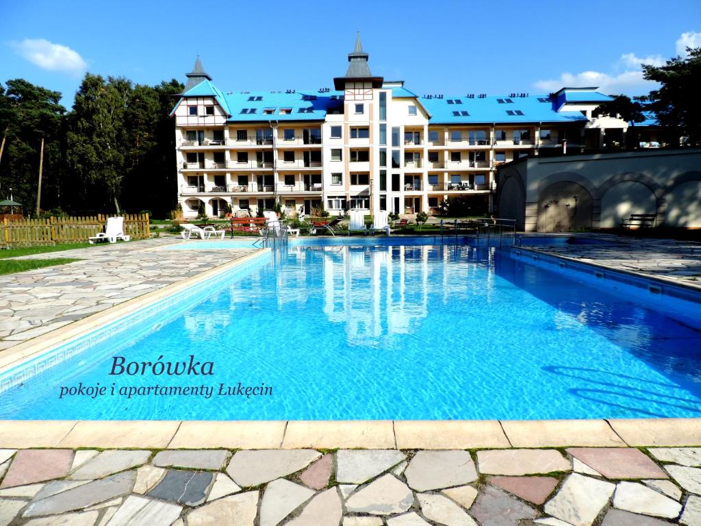 una gran piscina frente a un hotel en Borówka w Blue Mare, en Łukęcin