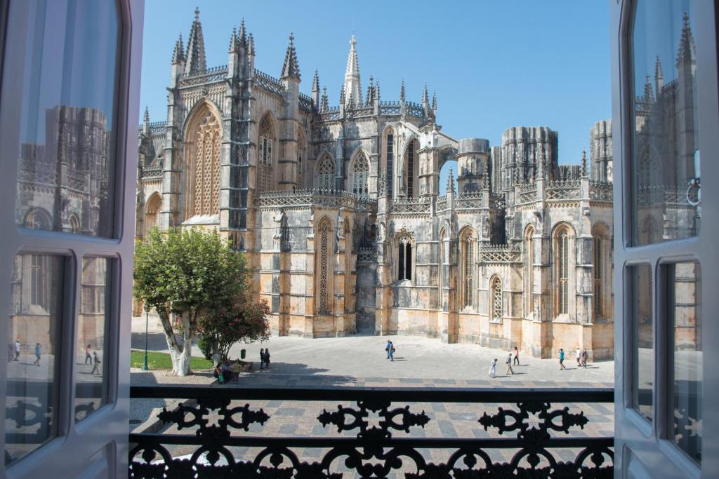 een raam met uitzicht op een gebouw bij Mosteiro View in Batalha