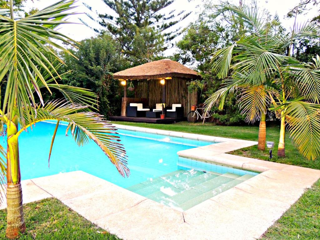 Swimming pool sa o malapit sa Petit Chateau Hotel Boutique