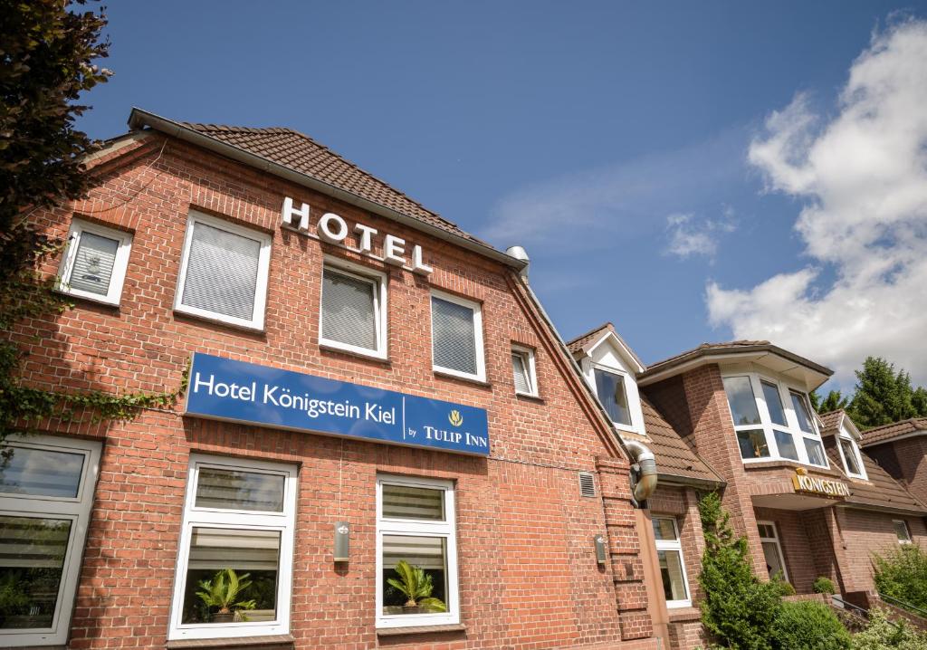 Hotel Königstein Kiel by Tulip Inn في كيل: علامة الفندق على جانب مبنى من الطوب