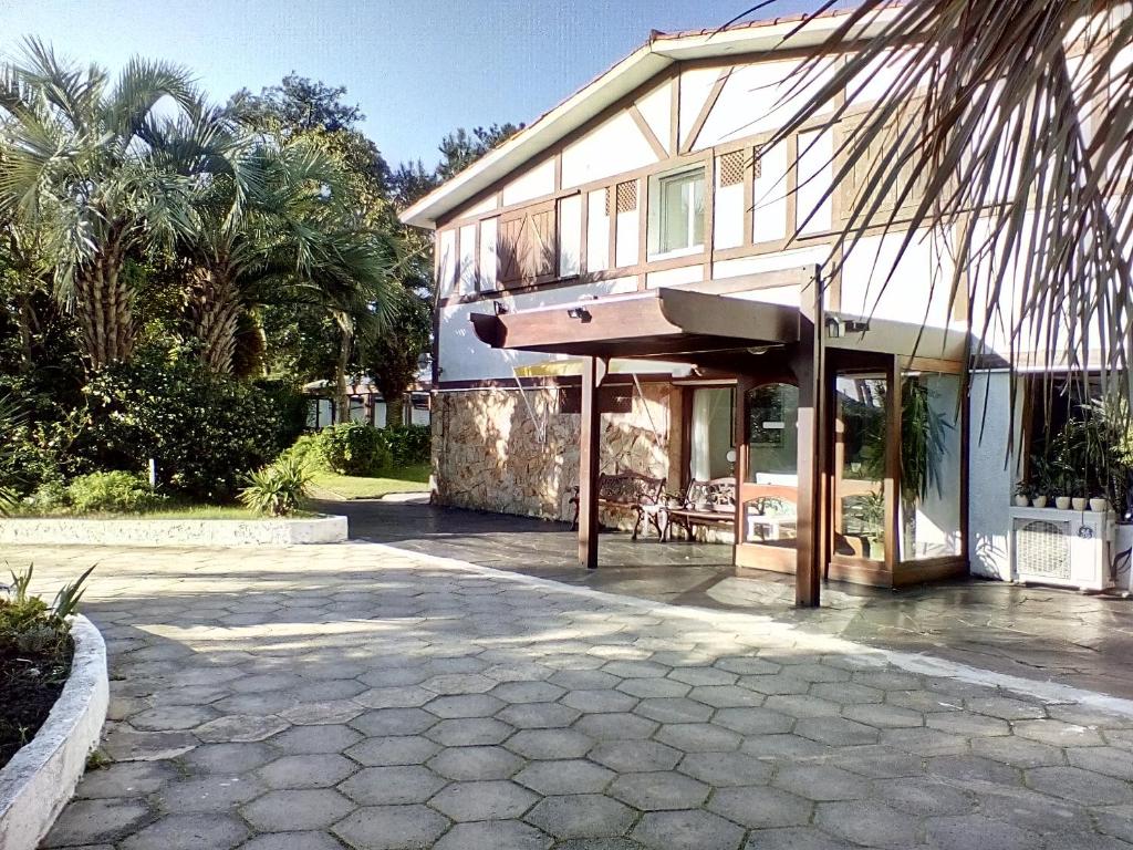 una casa con un porche con una tabla de surf en Hotel Oasis, en Punta del Este