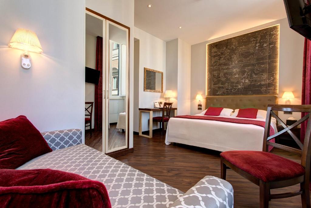 ein Hotelzimmer mit 2 Betten und einem Spiegel in der Unterkunft Hotel Nazionale in Rom