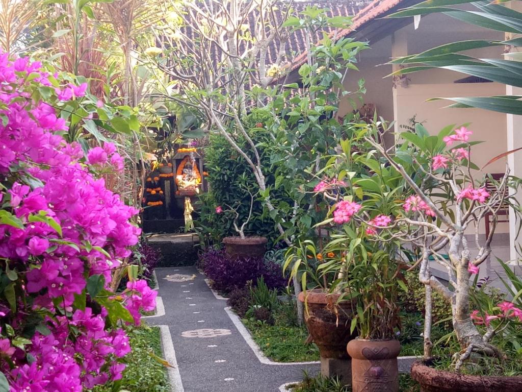 Градина пред Krisda Ubud Guest House