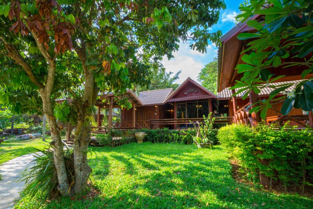 een huis met een tuin ervoor bij Ruan Kanchanok in Pak Chong