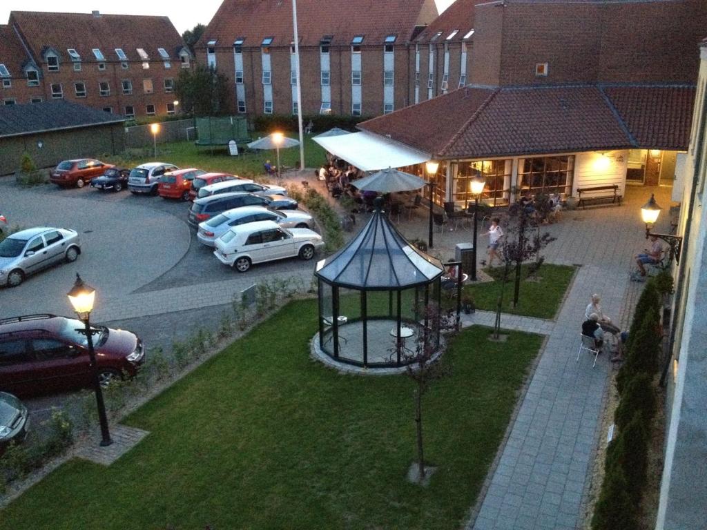 uma vista superior de um parque de estacionamento com carros estacionados em Danhostel Svendborg em Svendborg