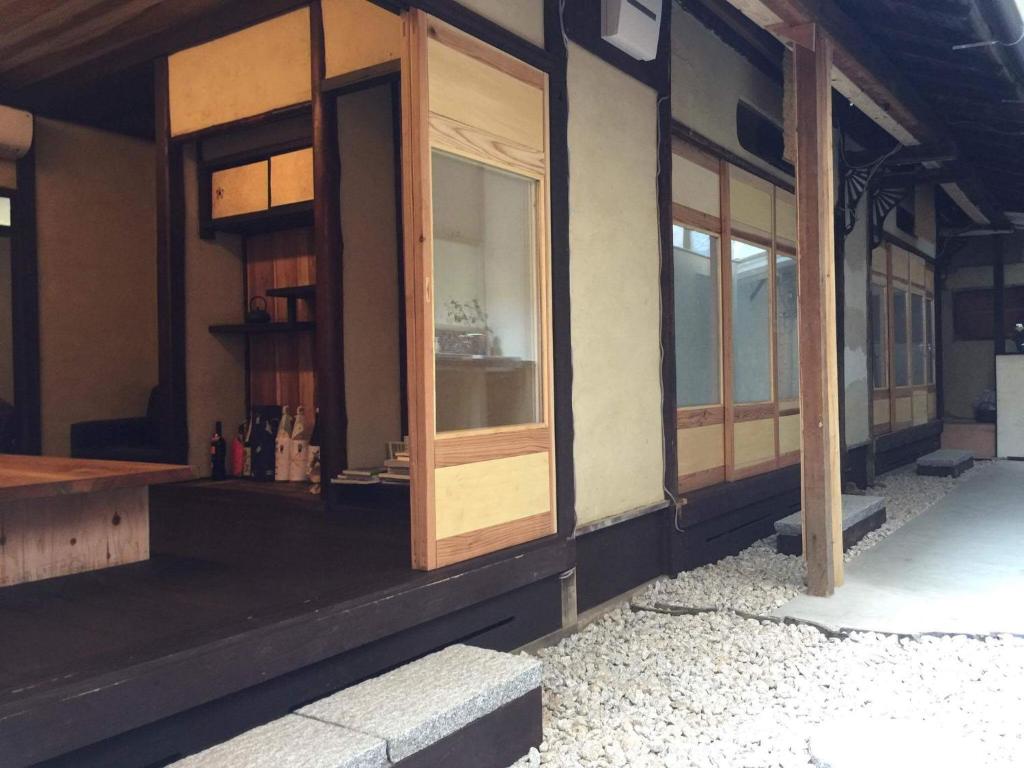 ein Gebäude mit Holztüren und Fenstern darauf in der Unterkunft Kyoto style small inn Iru in Kyoto