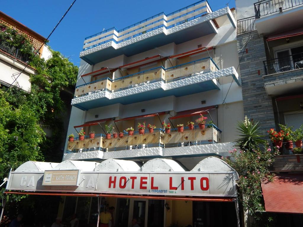 ein Hotel-Lotto vor einem Gebäude in der Unterkunft Lito Hotel in Prinos