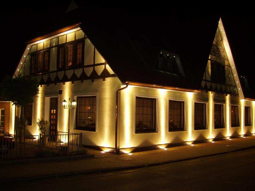 ein Gebäude mit Lichtern an der Seite in der Nacht in der Unterkunft Hotel Grasberger Hof GmbH in Grasberg