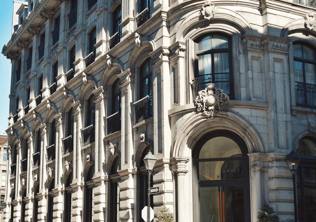 un gran edificio blanco con un arco delante de él en Hotel Gault, en Montreal