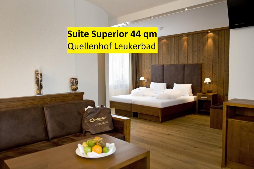 سرير أو أسرّة في غرفة في Hotel Quellenhof Leukerbad