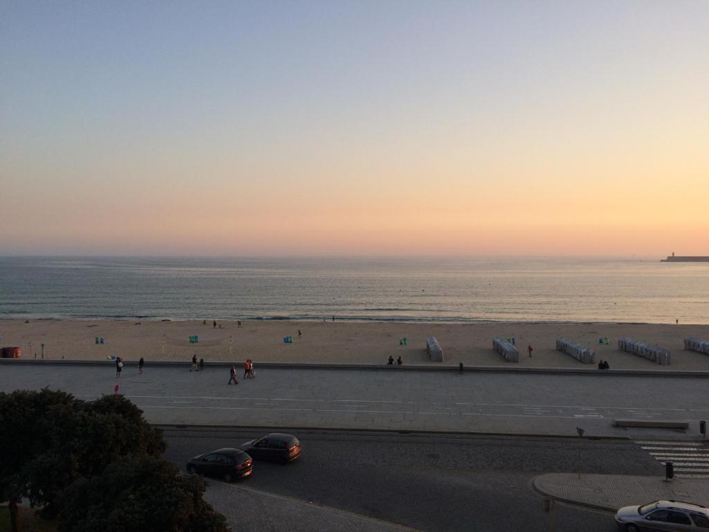 - une vue sur la plage et l'océan dans l'établissement Oporto beach apartment, à Matosinhos