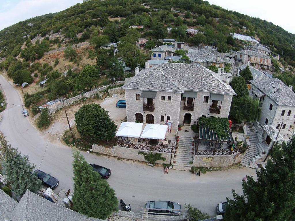 una vista aérea de una gran casa en una colina en Matzato, en Monodendri