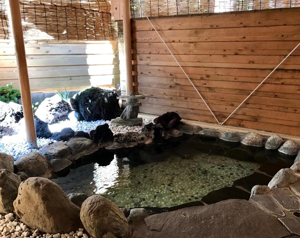 un laghetto in un cortile con fontana di Pension Lanpou a Fujikawaguchiko