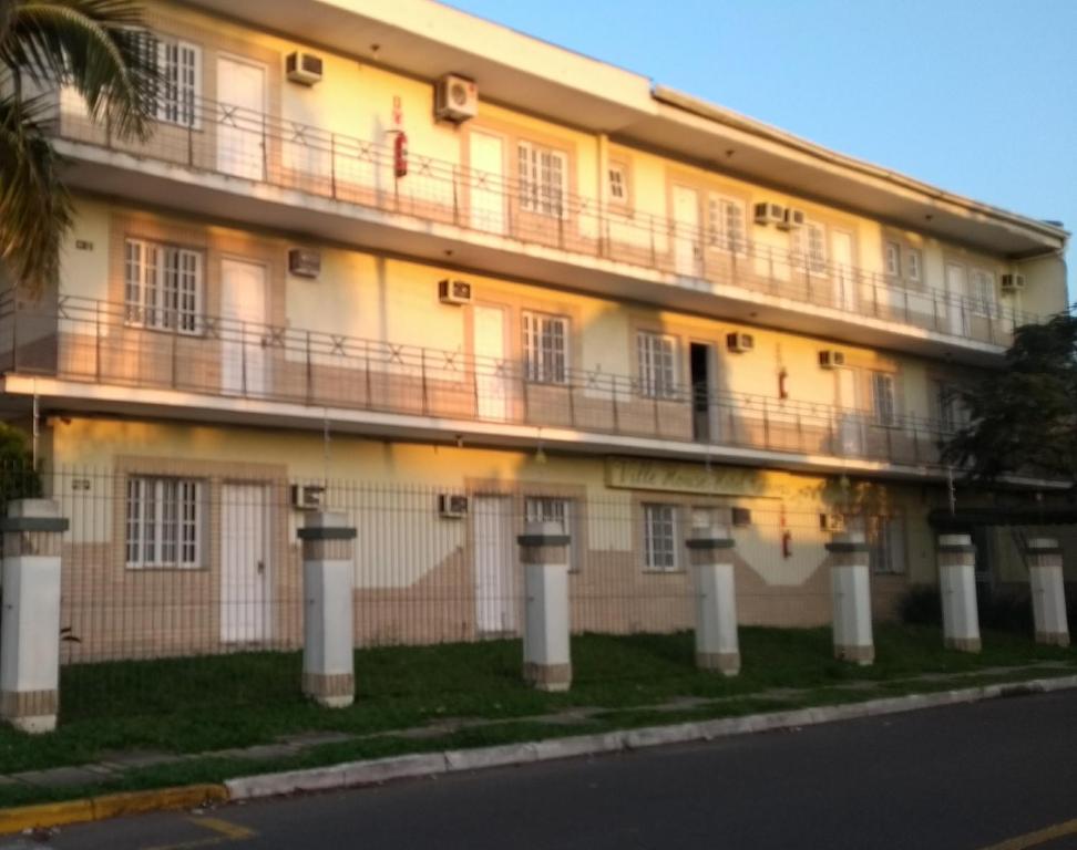 een gebouw met balkons aan de straatkant bij Ville House Hotel Canoas in Canoas