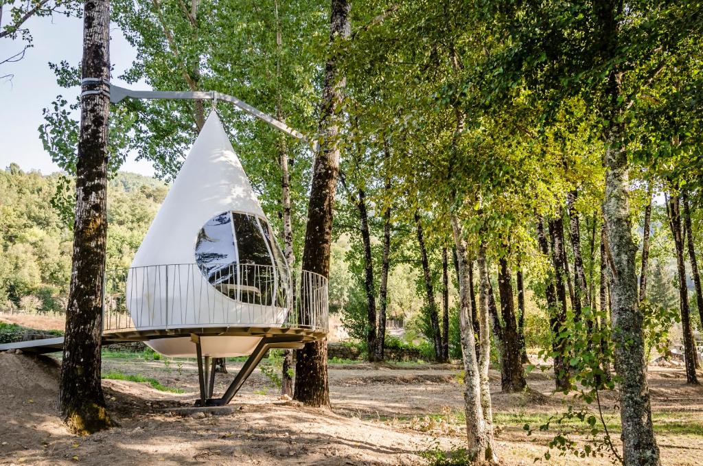 ein Baumhaus mitten im Wald in der Unterkunft Aqua Village, Health Resort in Oliveira do Hospital