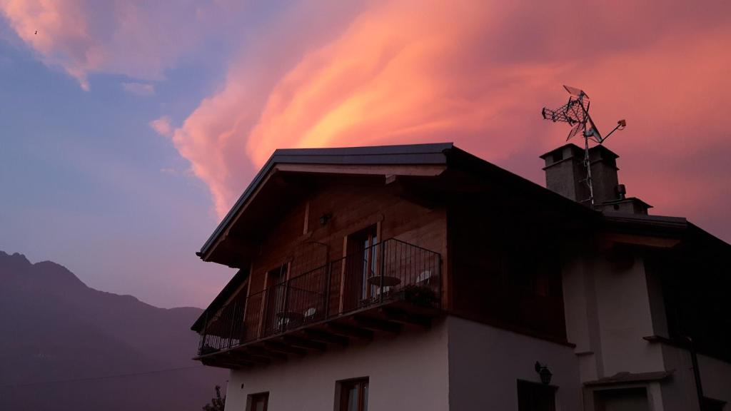 um edifício com um pôr-do-sol ao fundo em La locanda del Mulino em Aosta