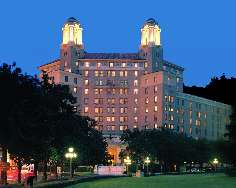 een groot gebouw met 's nachts verlichting bij Arlington Resort Hotel & Spa in Hot Springs