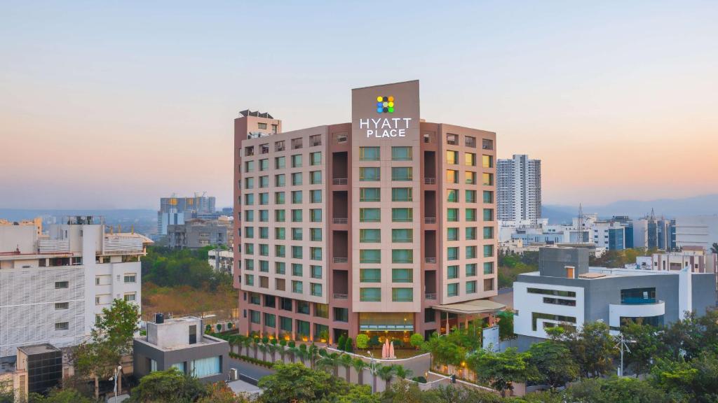 Hyatt Place Pune Hinjawadi في بيون: مبنى طويل عليه علامة