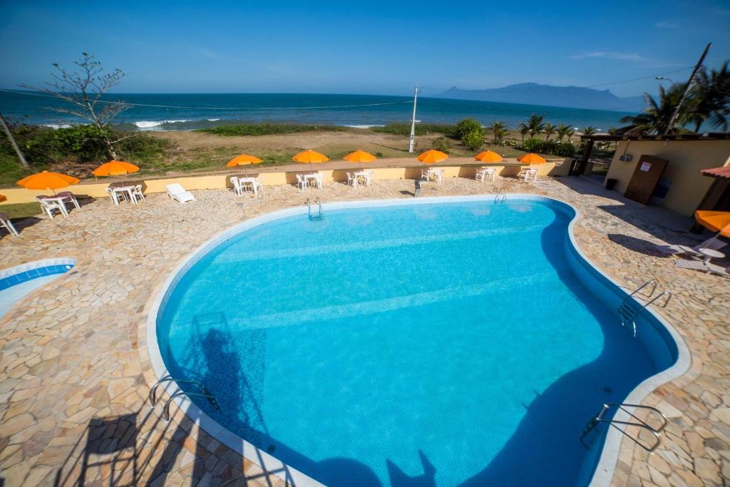 - une piscine avec vue sur l'océan dans l'établissement Hotel Águas Vivas, à Caraguatatuba