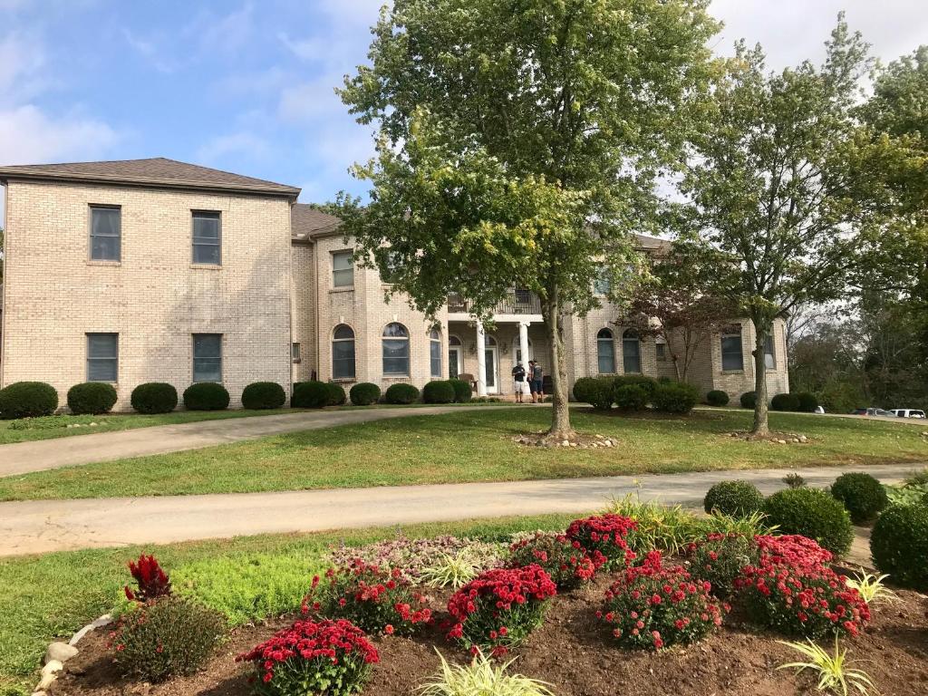 una casa con flores delante en Rabbit Creek Bed & Breakfast, en Versailles