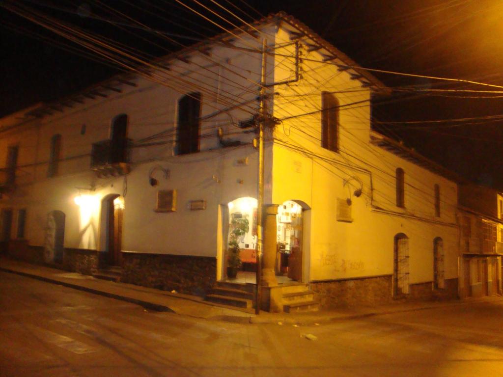 um edifício branco com luzes numa rua à noite em Hostal Recoleta Sur em Sucre