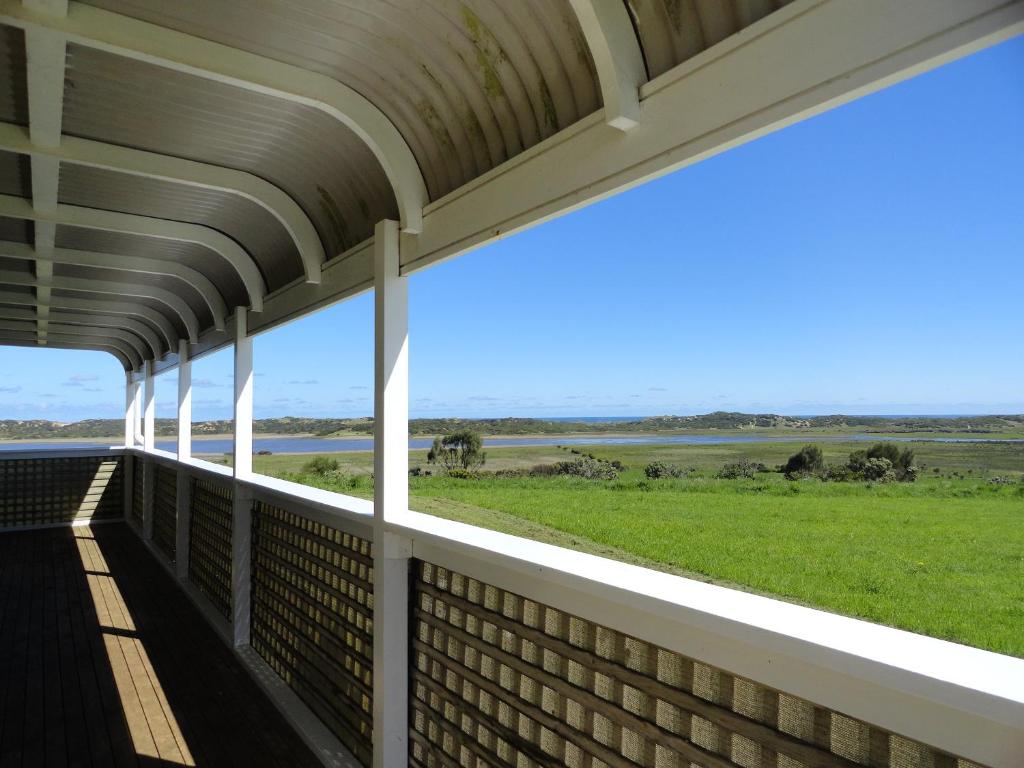 eine Veranda mit Blick auf ein Feld in der Unterkunft High View Family Cottages in Warrnambool