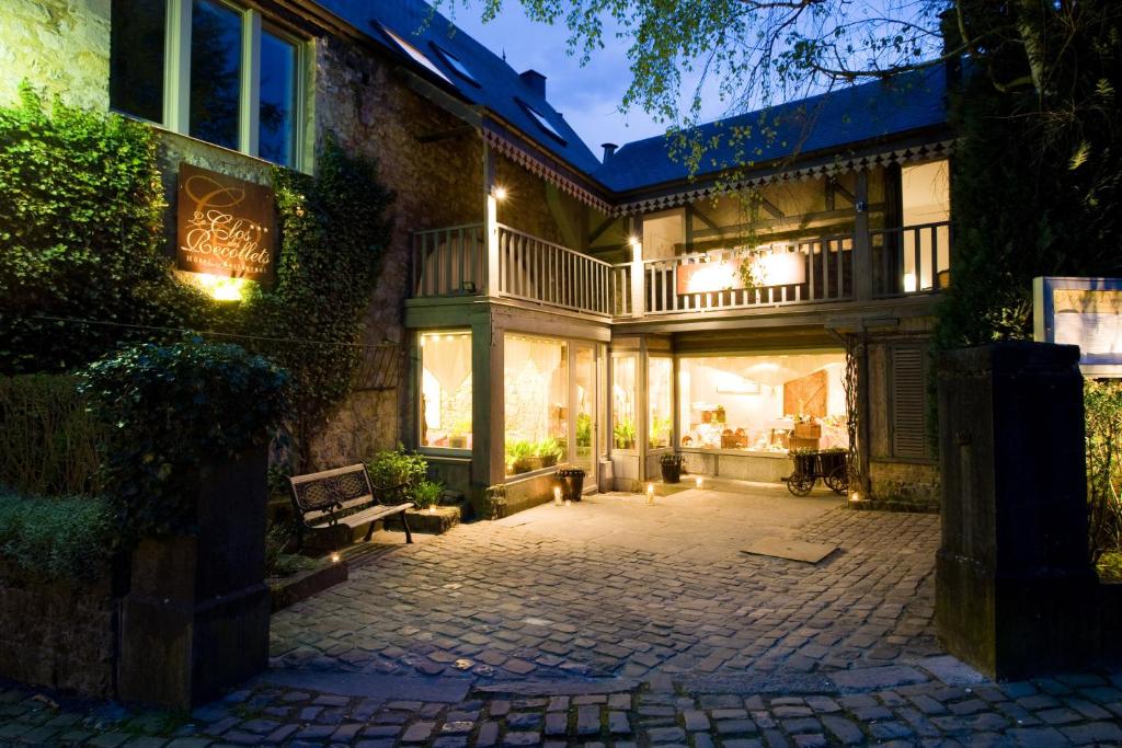 Cette grande maison dispose d'une terrasse la nuit. dans l'établissement Hotel Le Clos des Récollets, à Durbuy